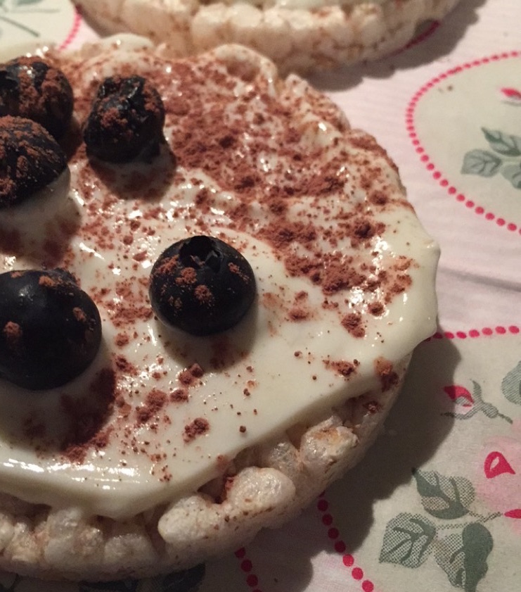 Rice Cakes with yoghurt and blueberries