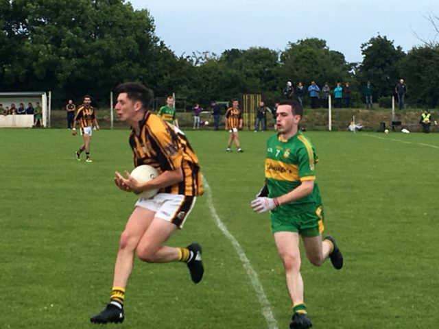 Mark Dowling wins possession for Camross tonight in their draw with Park-Ratheniska