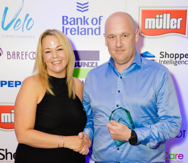 Cash and Carry Nikki Murran, director of Grocery Retail, Excel Recruitment, presents the Cash and Carry Manager of the Year Award to Keith Browne, 4 Aces Wholesale, Portlaoise, Co. Laois, at the ShelfLife Grocery Management Awards 2023